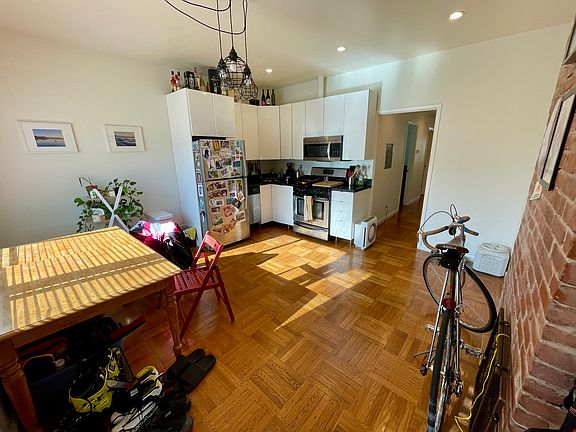 4th image of 460 Lyon St APT 4
