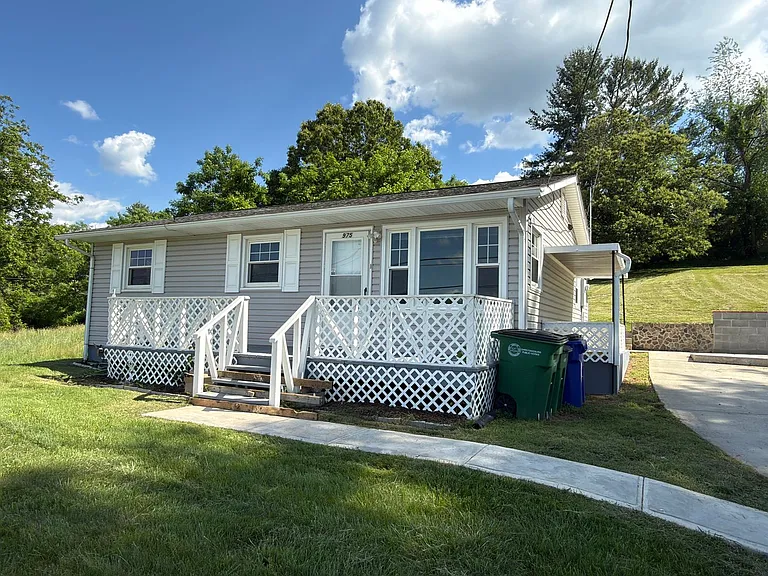 975 Depot St NE — Photo 3