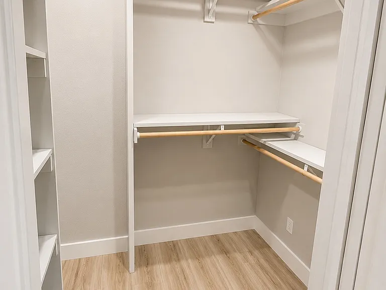 Bed 3 walk in closet