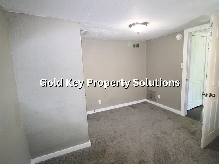 2233 E Lynn Street — Photo 11