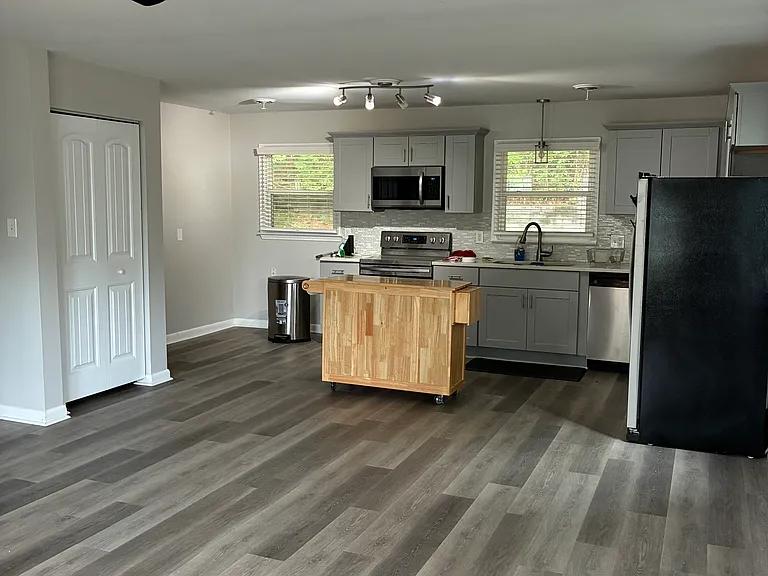 1008 Ancroft Ave — Photo 3