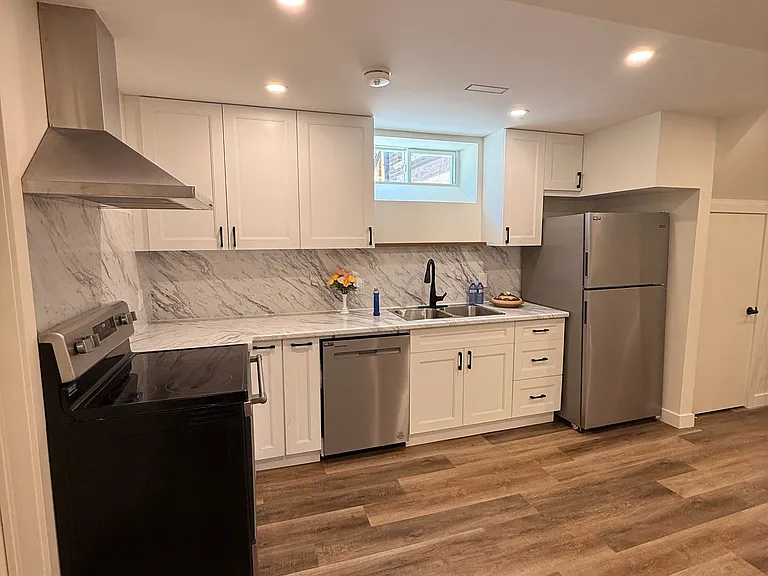 31 Brenlyn Ct #LOWER — Photo 8