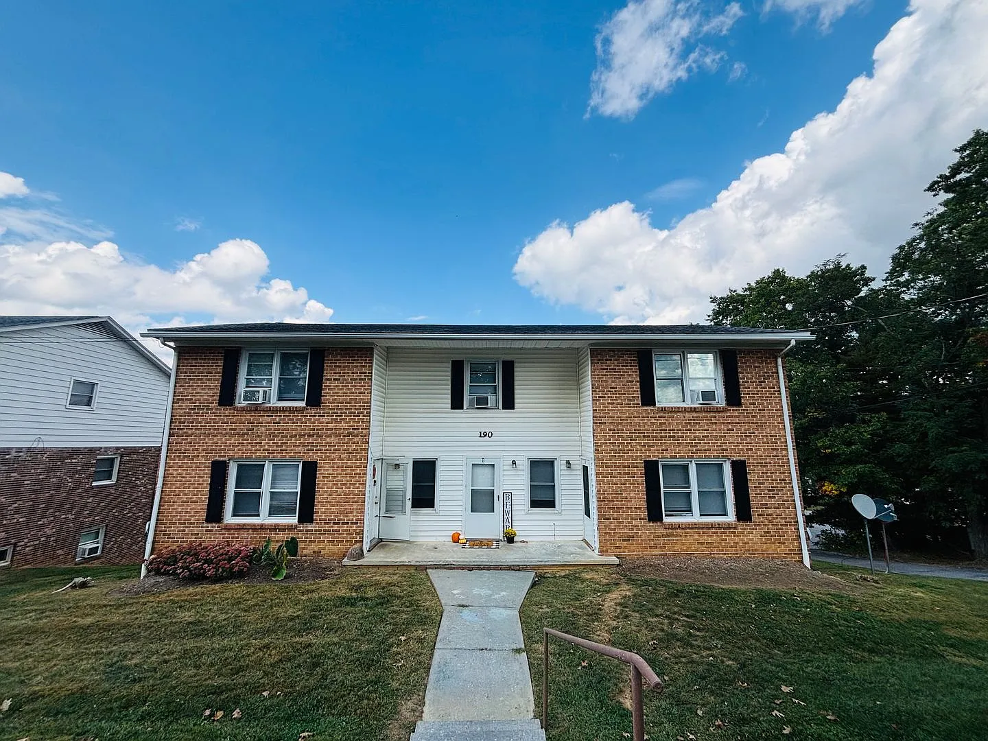 2 Bedroom, 1.5 Bath Apartments — Photo 4