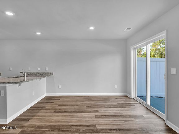 4th image of 3174 Lobelia Ln