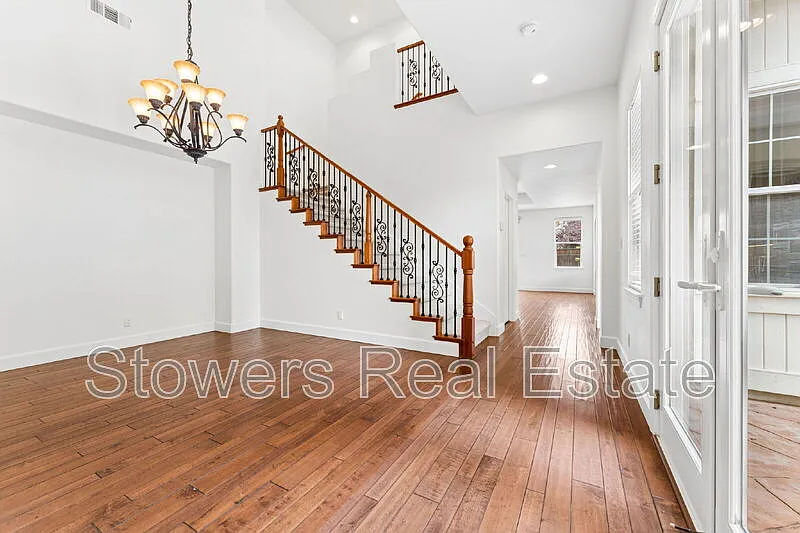 5 bed, 4.0 bath, 4130 sqft, $7,995 — Photo 3