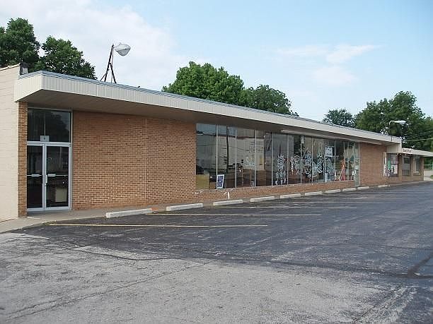 2nd image of 814 W Commercial St