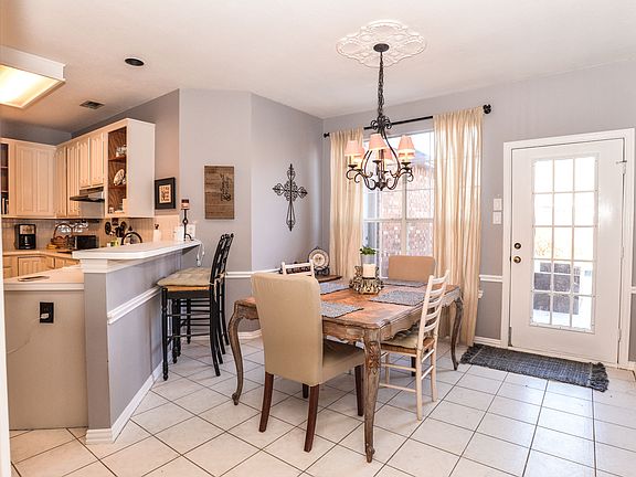 3rd image of 636 Autumnwood Ln