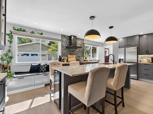 10020 W Oakfield Dr SW, Calgary, AB T2V 4B4