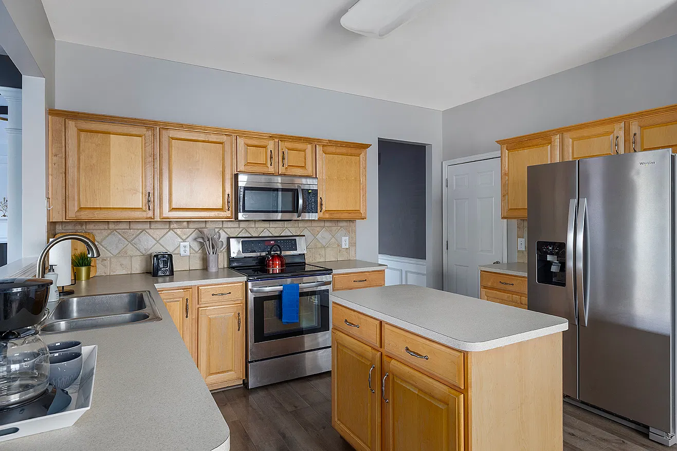 5 bed, 2.5 bath, 2361 sqft, $4,200 — Photo 4