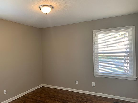 3rd image of 4827 Kyle Ln NW