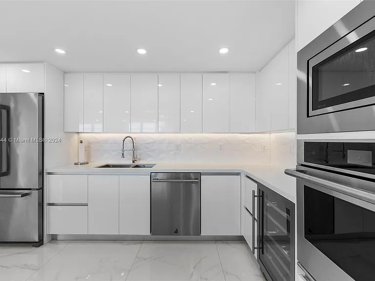 5151 Collins Ave #1527 — Photo 6