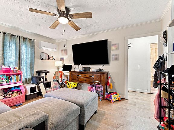 4th image of 105 Turner Ave