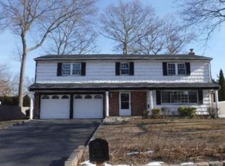 17 Decatur Ln, Lake Grove, NY 11755