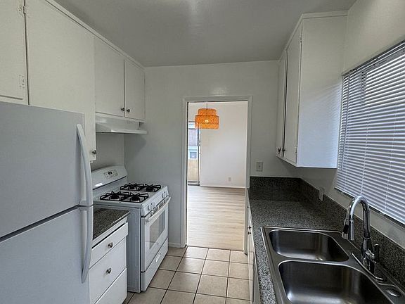 4th image of 1416 Reeves St APT 4