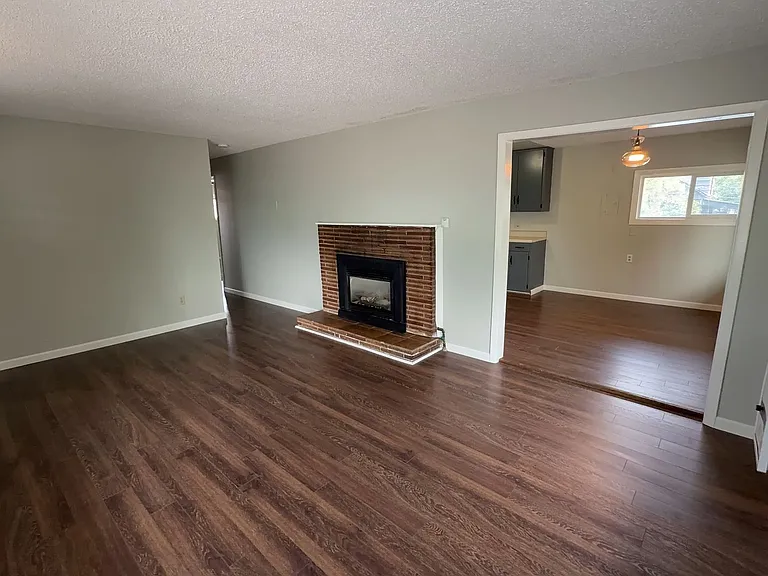 210 SE Court St — Photo 12