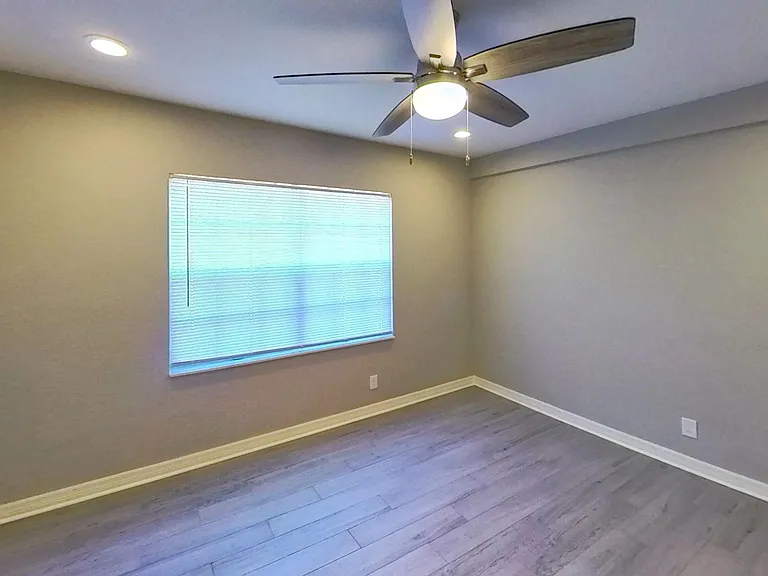 Bay Colony Apartments — Photo 20