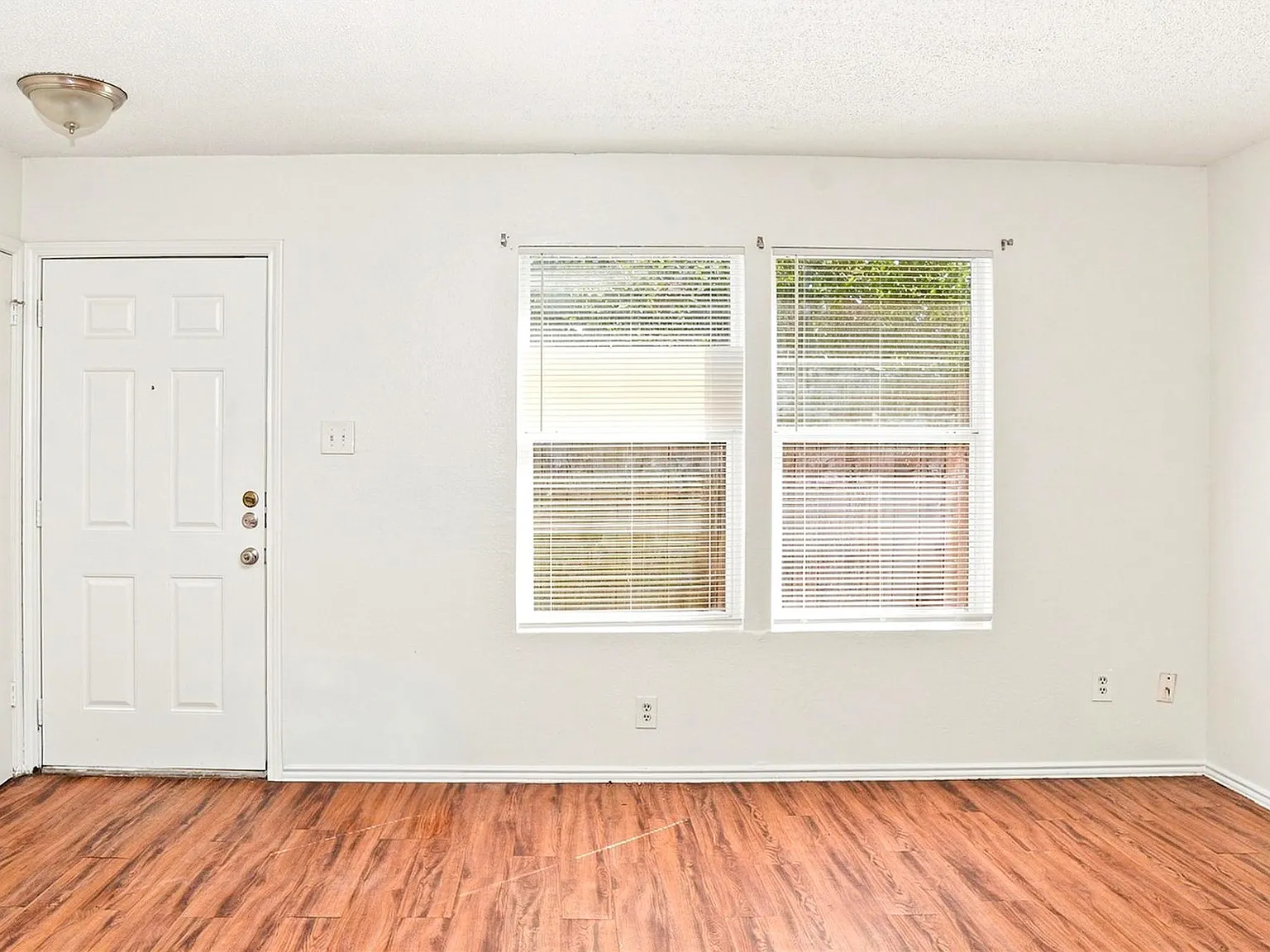 3 bed, 2.0 bath, 957 sqft, $1,450 — Photo 2