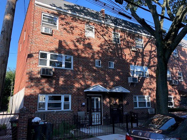 2nd image of 1868 Barnes Ave