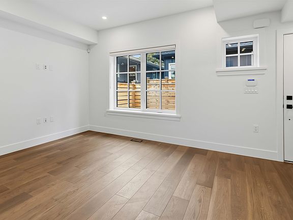 4th image of 552 Kaslo St #2