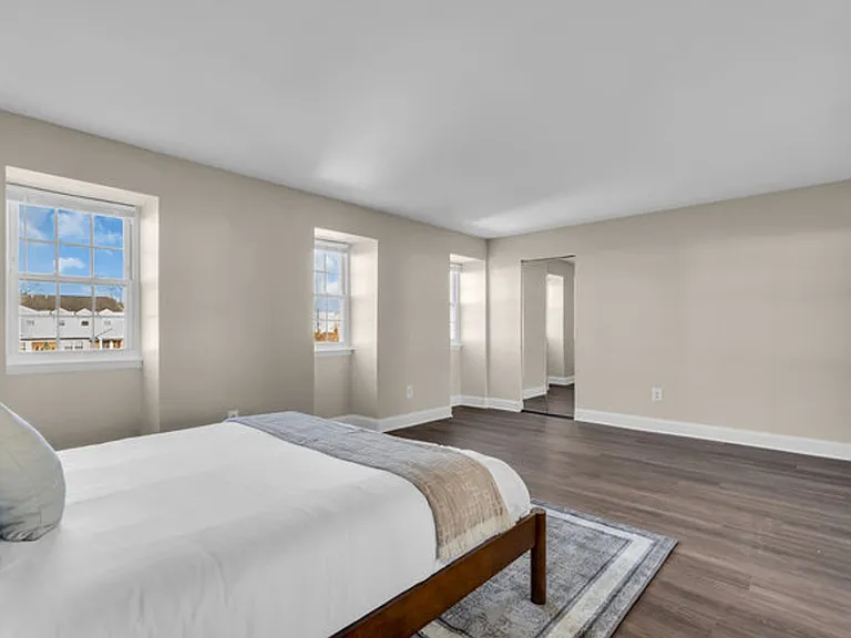 Chateau Apartments — Photo 52