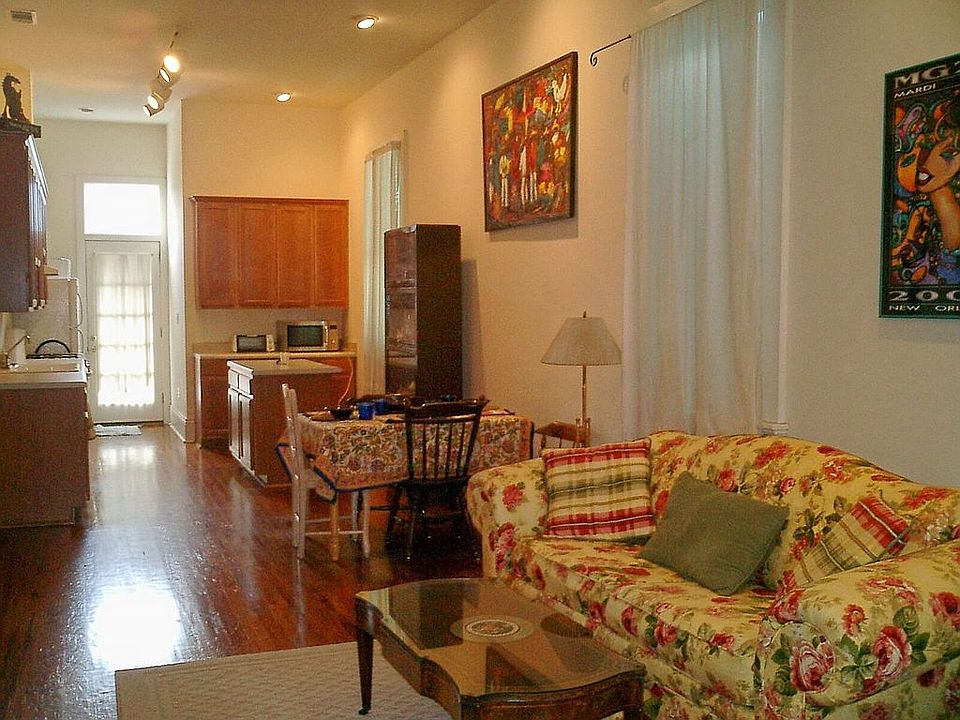 Open Floor Plan - hardwood floors throughout