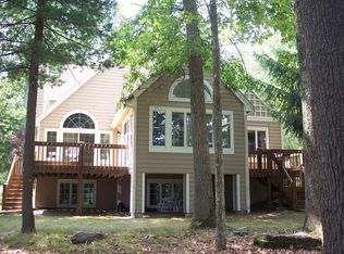 105 Golf View Ln, Hawley, PA 18428