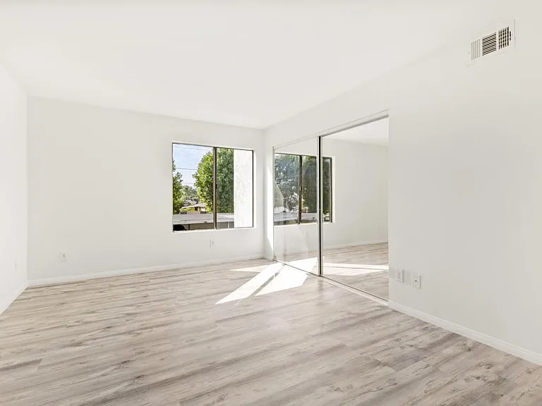 1040 E Washington Ave — Photo 21