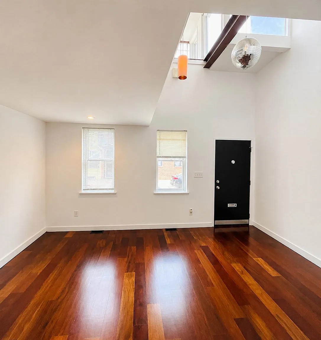 3 bed, 2.5 bath, 1850 sqft, $3,000 — Photo 2