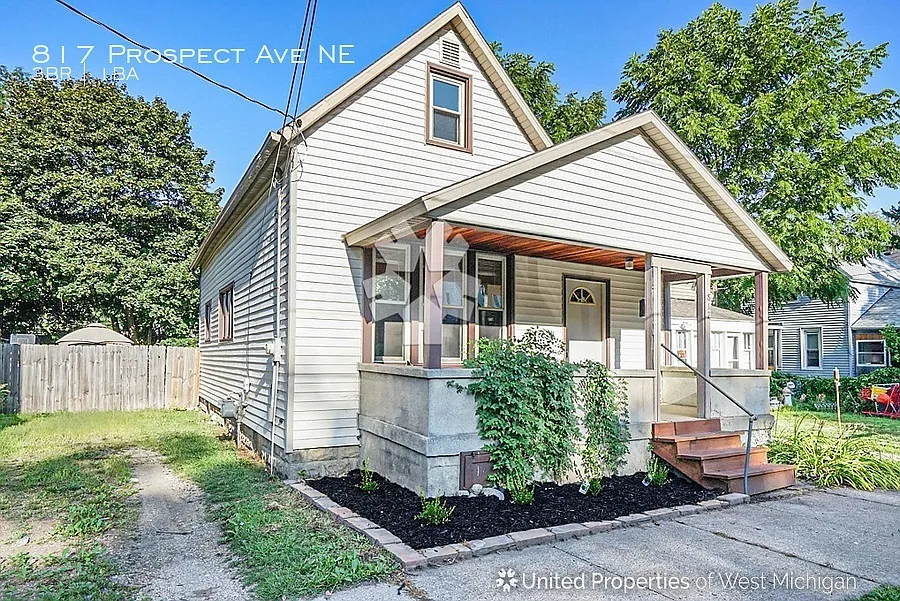 817 Prospect Ave NE photo 1