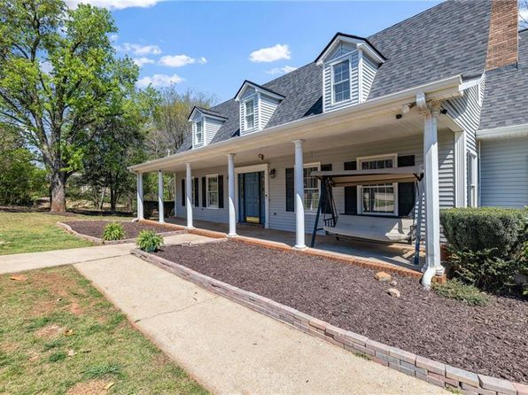 294 Hillcrest Hts, Cornelia, GA 30531