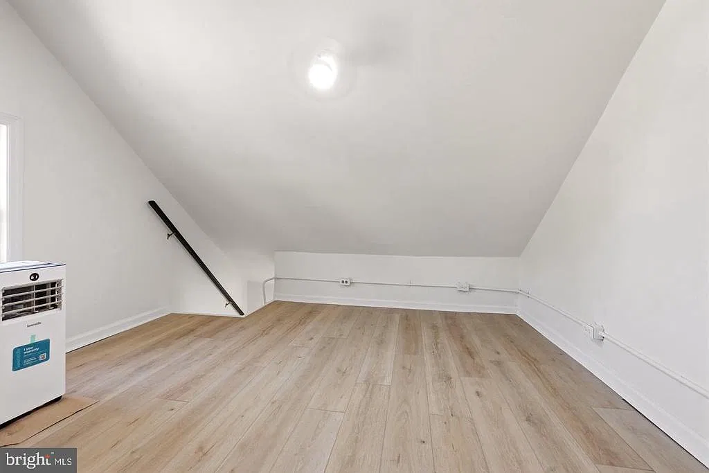 3 bed, 1.0 bath, 1250 sqft, $2,250 — Photo 2