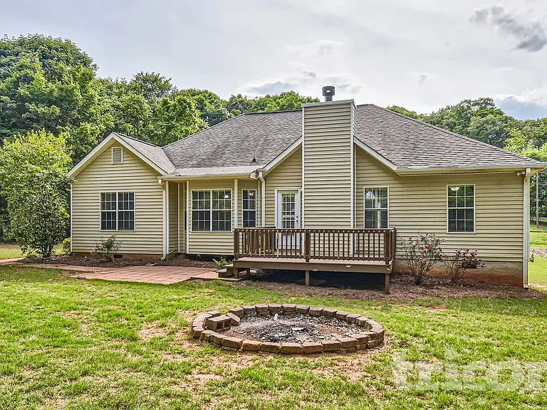 390 River Point Dr — Photo 17