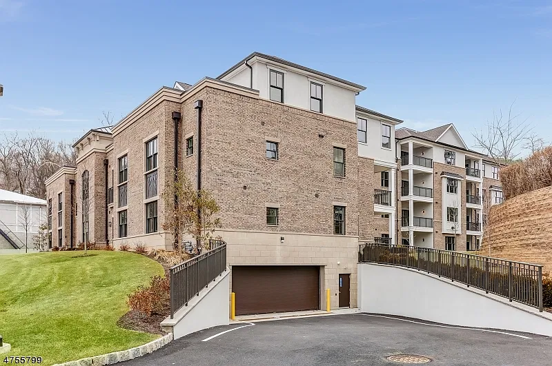 2 bed, 2.5 bath, 1700 sqft, $4,800 — Photo 1