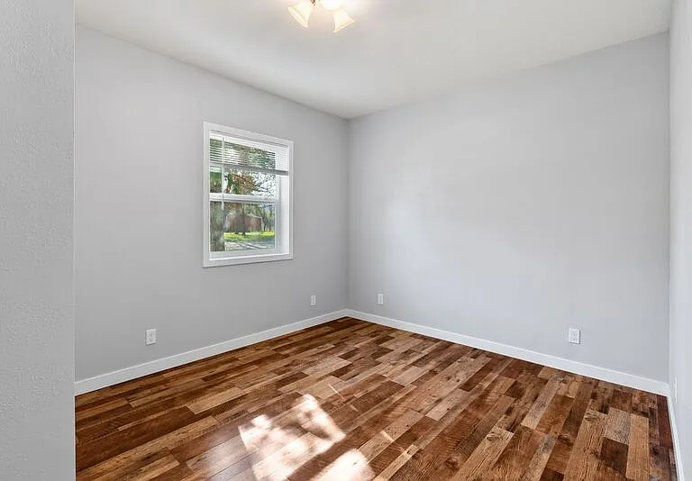 900 Westwood Dr — Photo 16