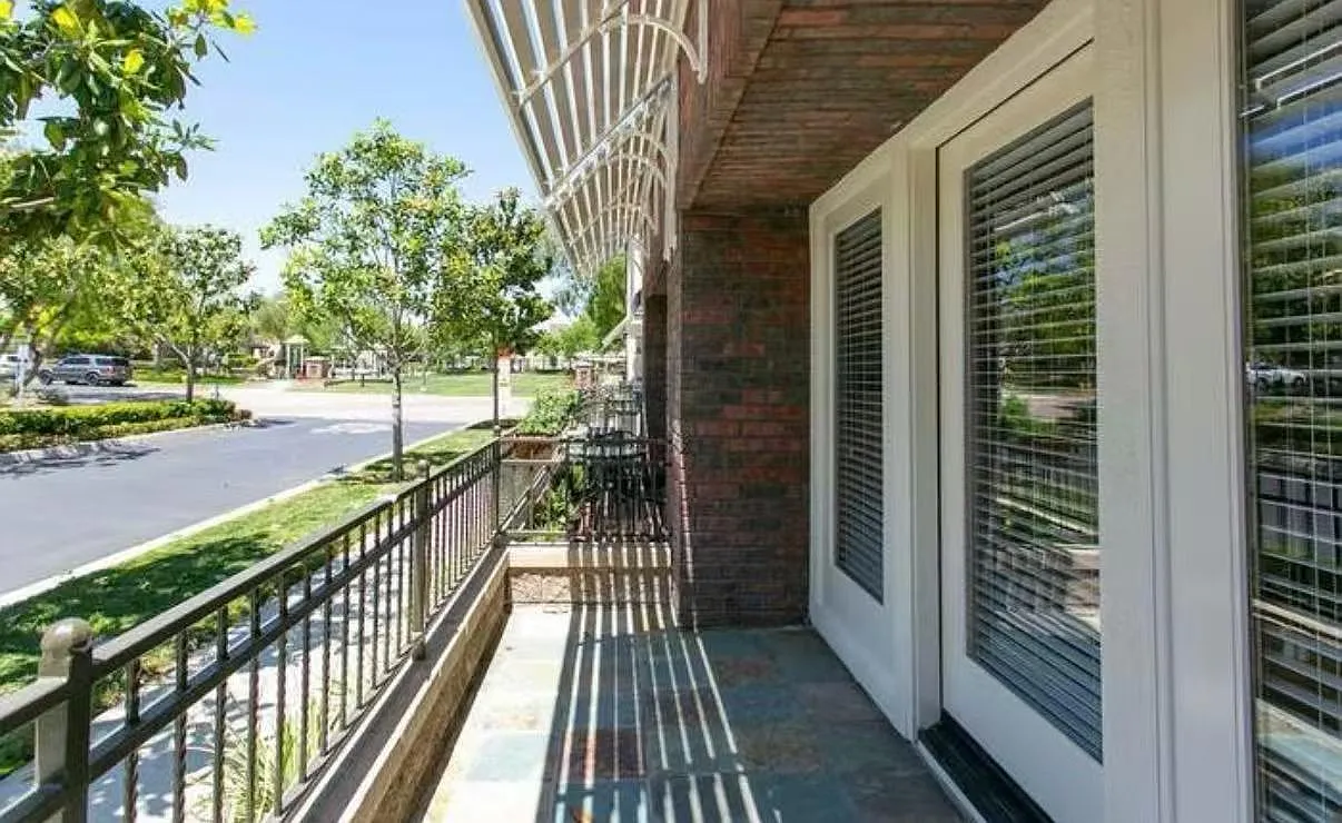 3 bed, 3.5 bath, 1576 sqft, $4,500 — Photo 1