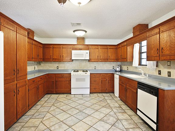 5th image of 4331 Carlyss Dr
