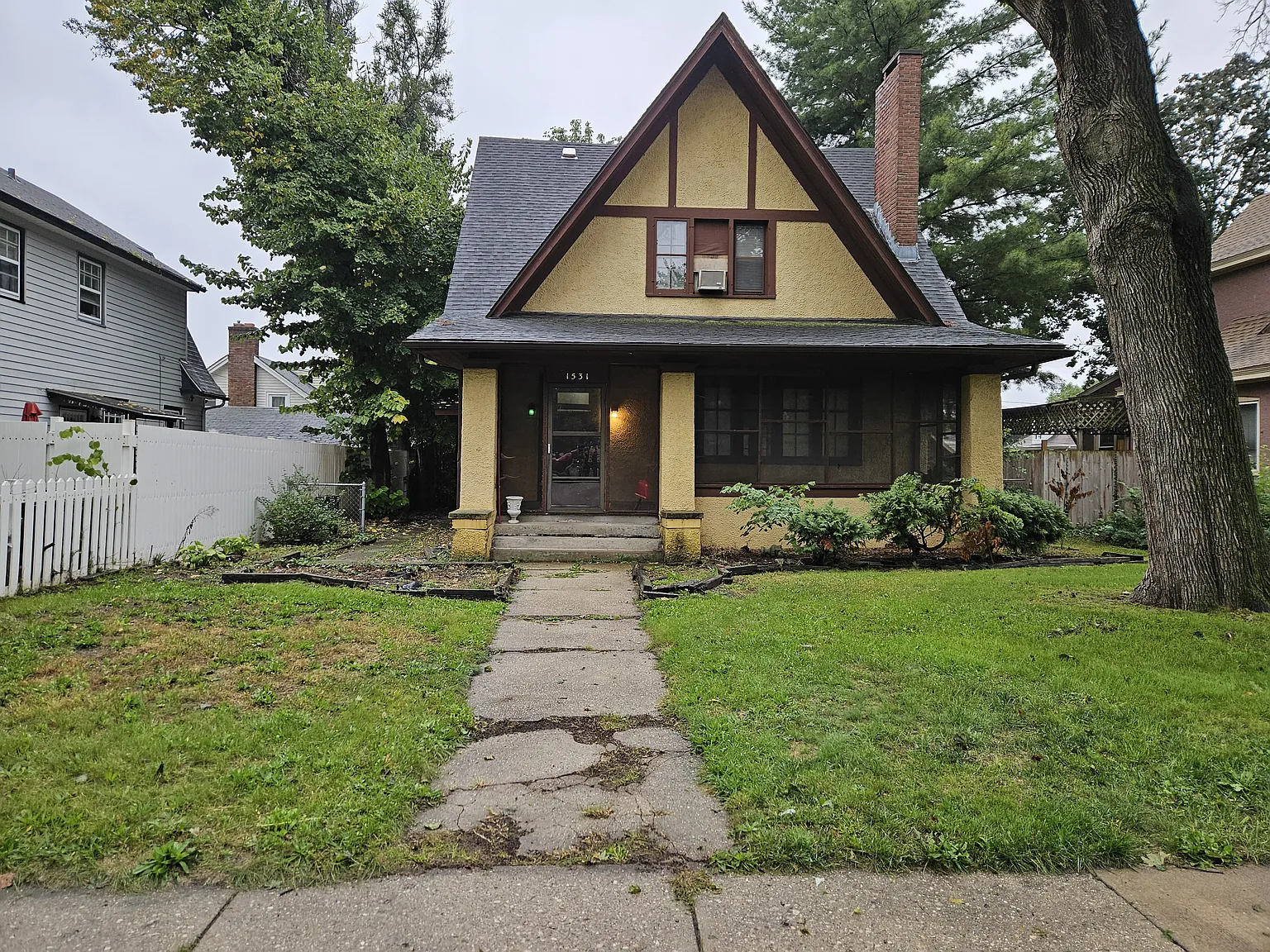 4 bed, 1.5 bath, 2392 sqft, $2,000 — Photo 1