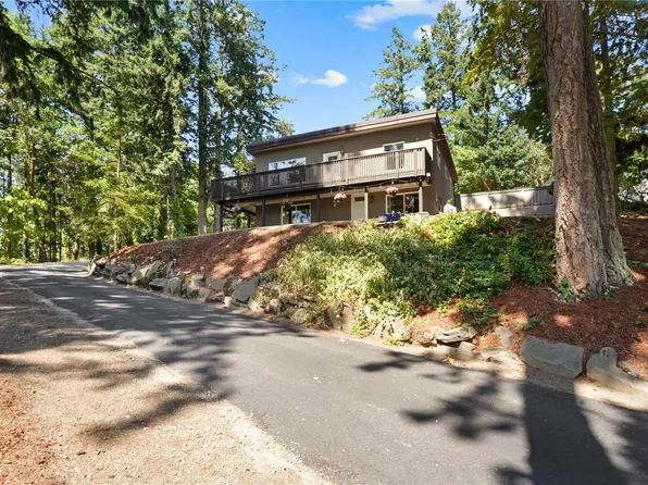 1084 Tatlow Rd, North Saanich, BC V8L 5P3