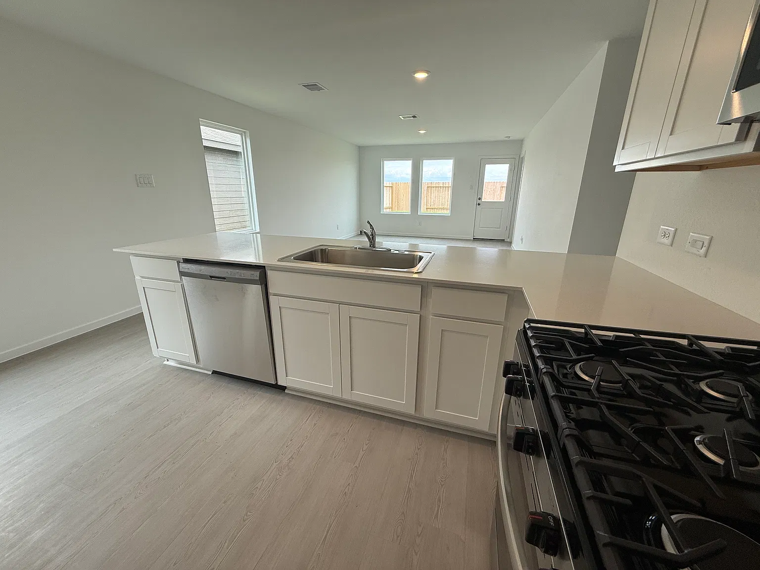 3 bed, 1400 sqft, $1,800 — Photo 3