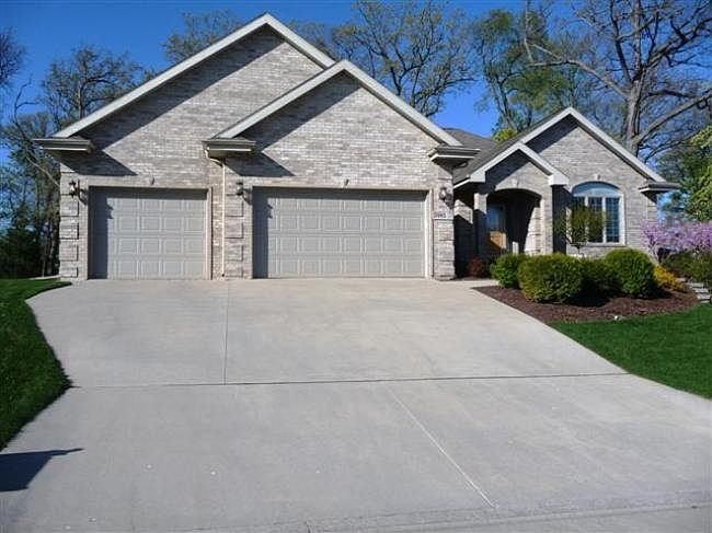 1st image of 5985 Oak Hollow Dr