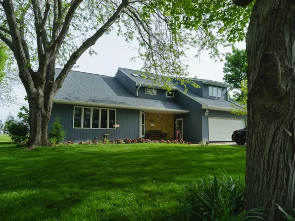 1815 Shooting Park Rd, Peru, IL 61354