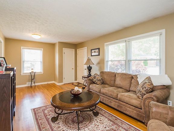 5th image of 111 Castle Hts