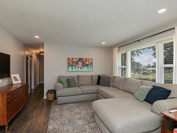 5th image of 425 N Sunset Avenue