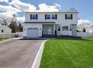 16 Loughlin Drive, Shirley, NY