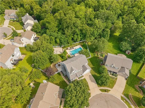 1037 Fox Run Ter, Liberty, MO 64068