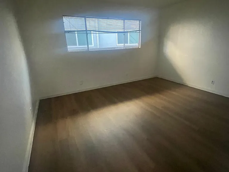 210 Flanders Ct — Photo 4