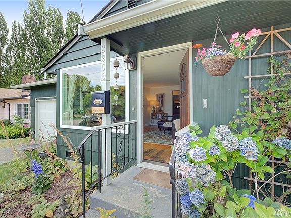 Nice entry way into this midcentury classic with hardwood flooring.