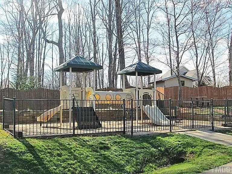 2501 Becketts Ridge Dr — Photo 28