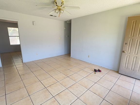 4th image of 701 NE Avenue B #2