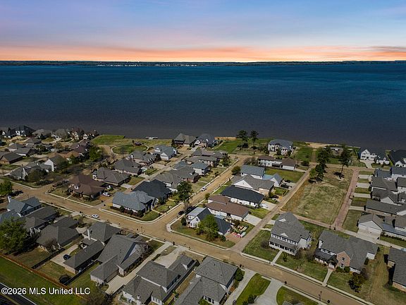 4th image of 606 Arbor Way